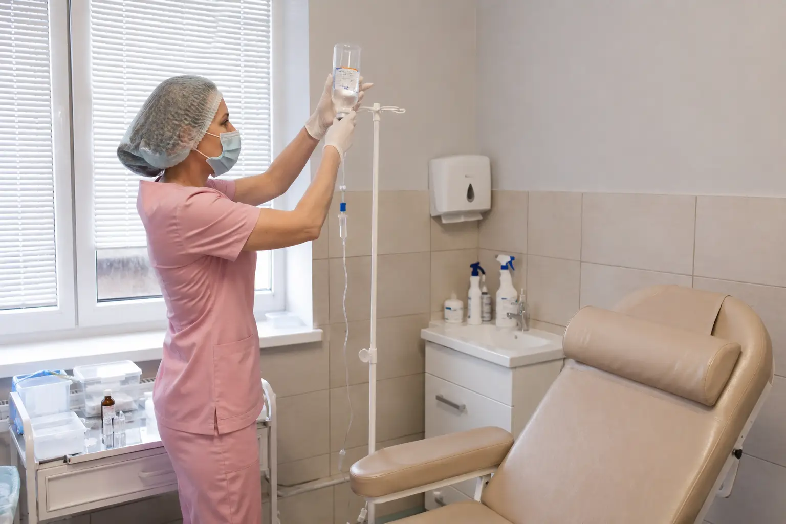 Медсестра готовит капельницу с натрием